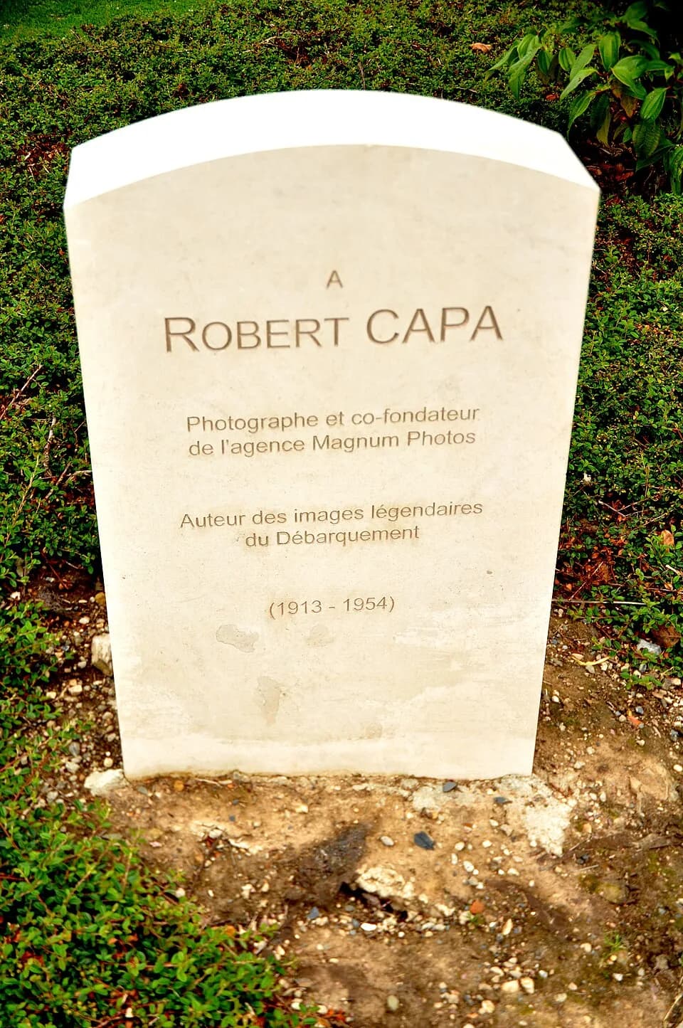 Robert Capa - Lápida de Robert Capa en Bayeux (Normandía, Francia)[1] [su tumba está en Amawalk, Yorktown, Nueva York, Estados Unidos][2]