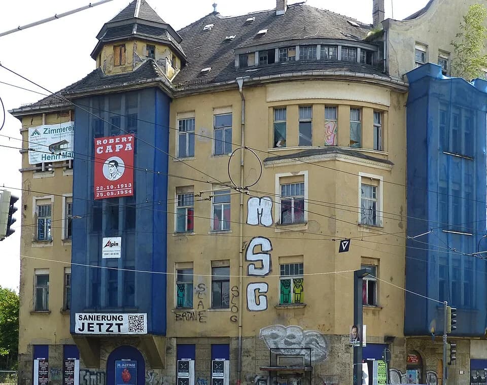Robert Capa - Capa-Haus im Juli 2014, die Ruine wurde in 2015/ 2016 endlich aufwändig saniert und gerettet.