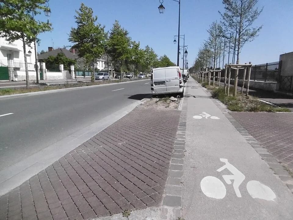 Raymond Aron - Piste sur trottoir rue Raymond Aron Antony