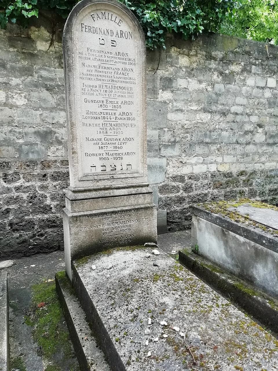 Raymond Aron - Tombe de Raymond Aron au cimetière du Montparnasse.