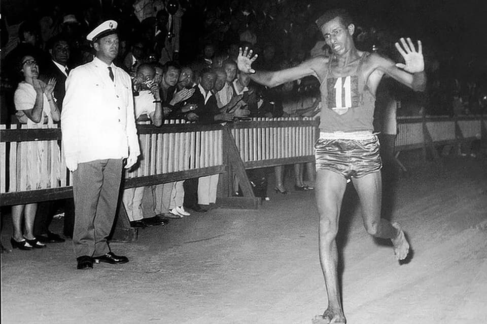 Abebe Bikila - Abebe Bikila vince la maratona ai Giochi olimpici di Roma del 1960Bikila, Abebe