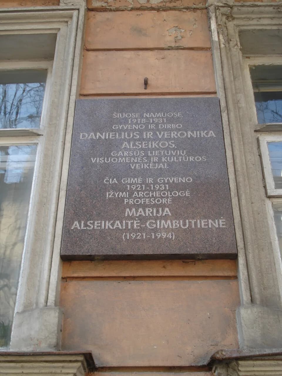 Marija Gimbutas - Tablet in memory of Marija Gimbutas and her parents on the house in Vilnius. Jogailos g. 11.