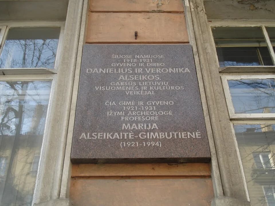Marija Gimbutas - Tablet in memory of Marija Gimbutas and her parents on the house in Vilnius. Jogailos g. 11.