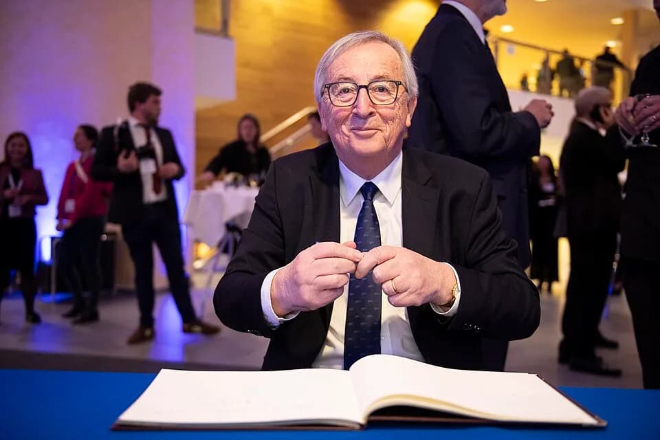 Jacques Delors - Jean-Claude Juncker, former President of the European Commission, during the signing of the book of condolences for Jacques Delors.