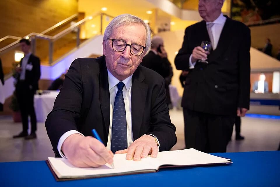 Jacques Delors - Jean-Claude Juncker, former President of the European Commission, during the signing of the book of condolences for Jacques Delors.