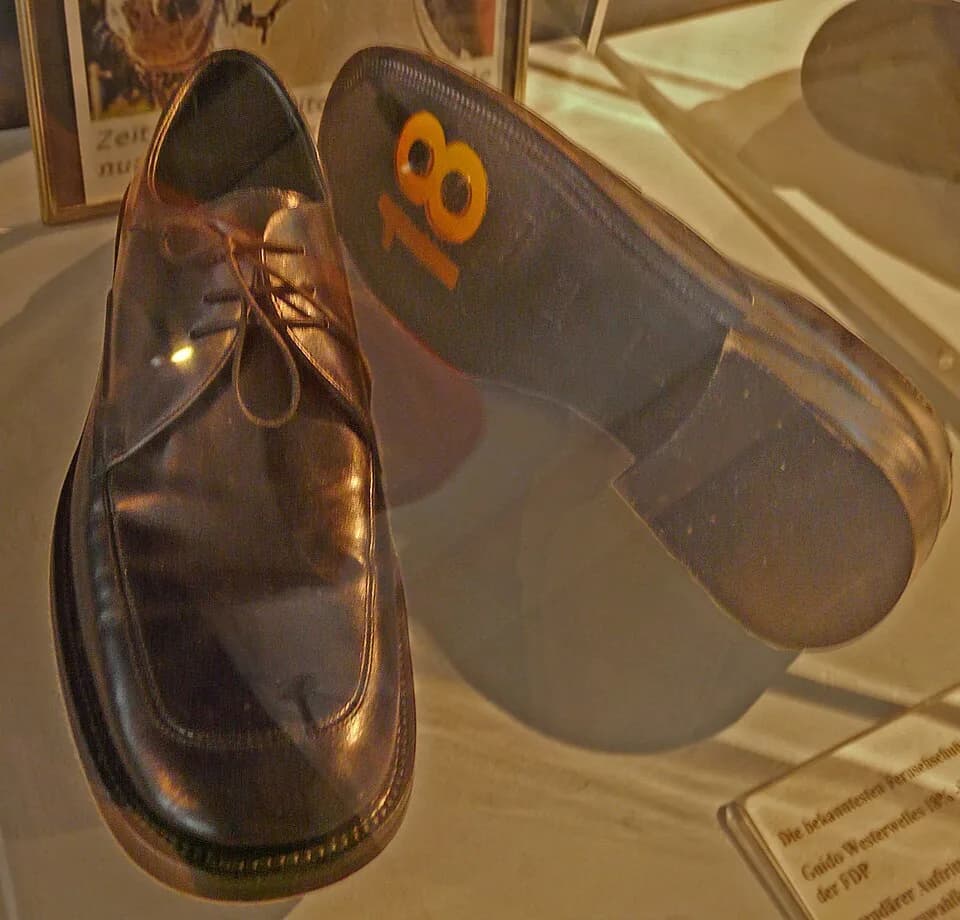 Guido Westerwelle - Bildinhalt: Die 18-Prozent-Schuhe Guido Westerwelles; ausgestellt im Deutschen Schuhmuseum Hauenstein.
Aufnahmeort: Hauenstein, Deutschland