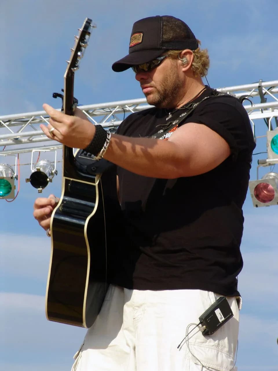 Toby Keith - 040601-N-8861F-003 Naval Support Activity Naples, Italy (Jun. 1, 2004) - Country singer Toby Keith sings at a recent United Service Organization (USO) sponsored concert held at Naval Supp