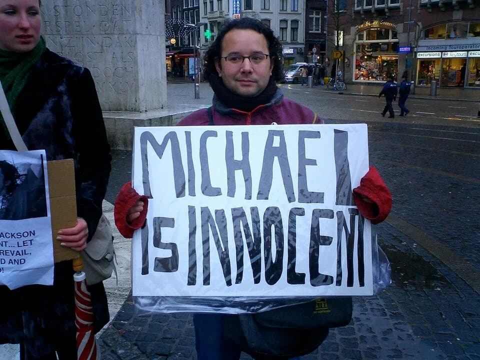 Michael Jackson - Fans protest Michael Jackson's innocence in the child molestation scandal in 2004