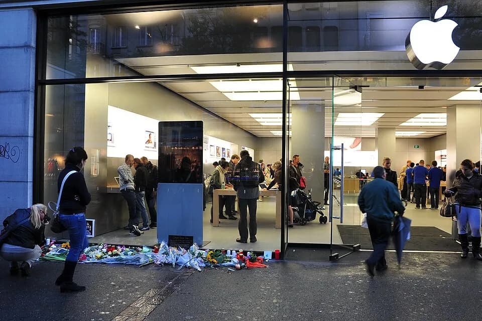 Steve Jobs - October 7, 2011, people pay tribute after Steve Jobs's death outside Category:Bahnhofstrasse, Zürich Apple Store