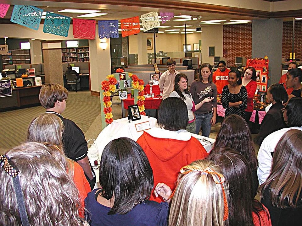 Tupac Shakur - A student group presents their ofrenda to rapper Tupac Shakur