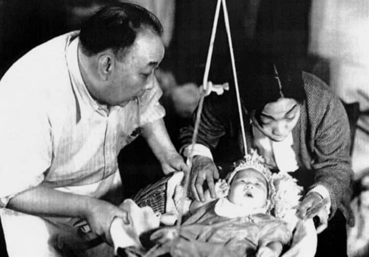 Bruce Lee - Bruce lee,when he was a baby.
