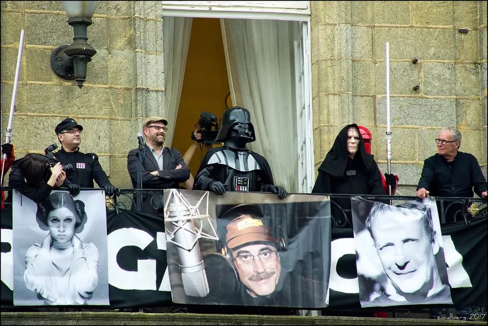 Carrie Fisher - Tropa Korriban en un desfile de Star Wars en Santiago de Compostela, España, el 27 de mayo de 2017.
