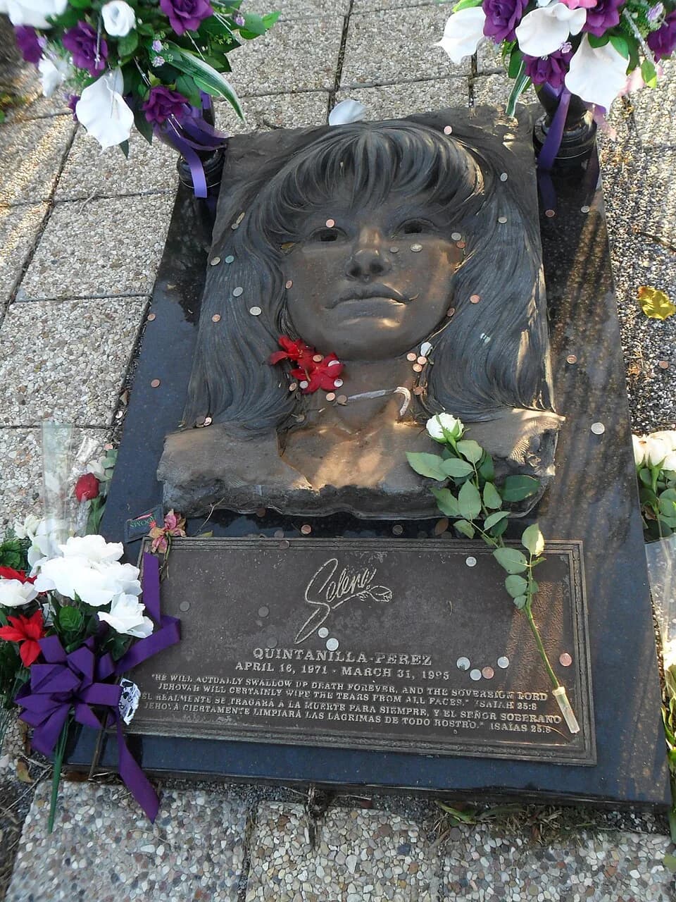 Selena Selena - Selena's tombstone in Seaside Memorial Cemetery in Corpus Christi