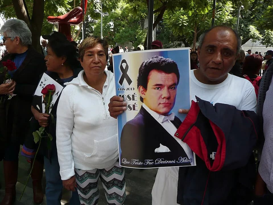 José José - José José fans waiting for enter to Palacio de Bellas Artes. Funerals of Mexican singer José José.
Palacio de Bellas Artes, Mexico City Mexico.