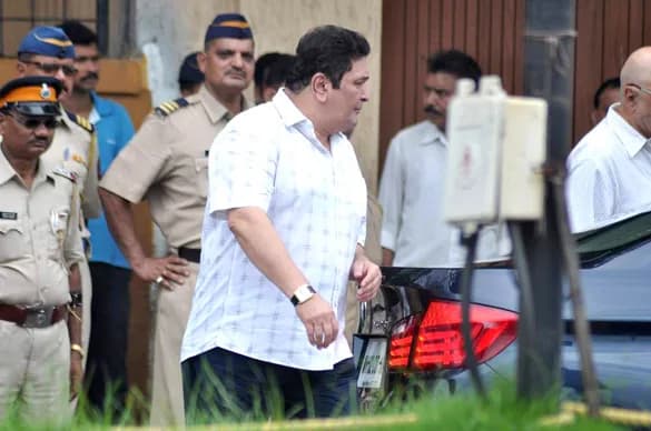 Rishi Kapoor - Rishi Kapoor visits Rajesh Khanna's home Aashirwad