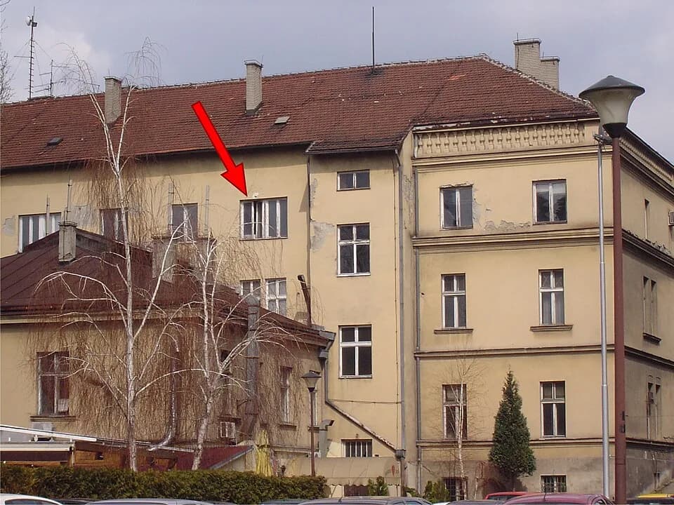 Zoran Đinđić - Back of Institute for Photogrammetry in Belgrade. The arrow marks the window of office #55, from where Zvezdan Jovanović assassinated Serbian Prime Minister Zoran Đinđić, on 12 March 20