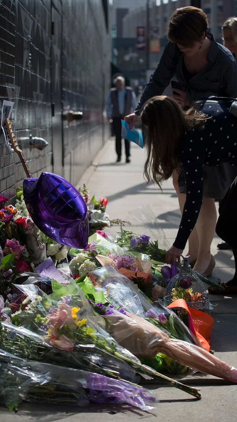 Prince - Leaving flowers for Prince at First Avenue in Minneapolis