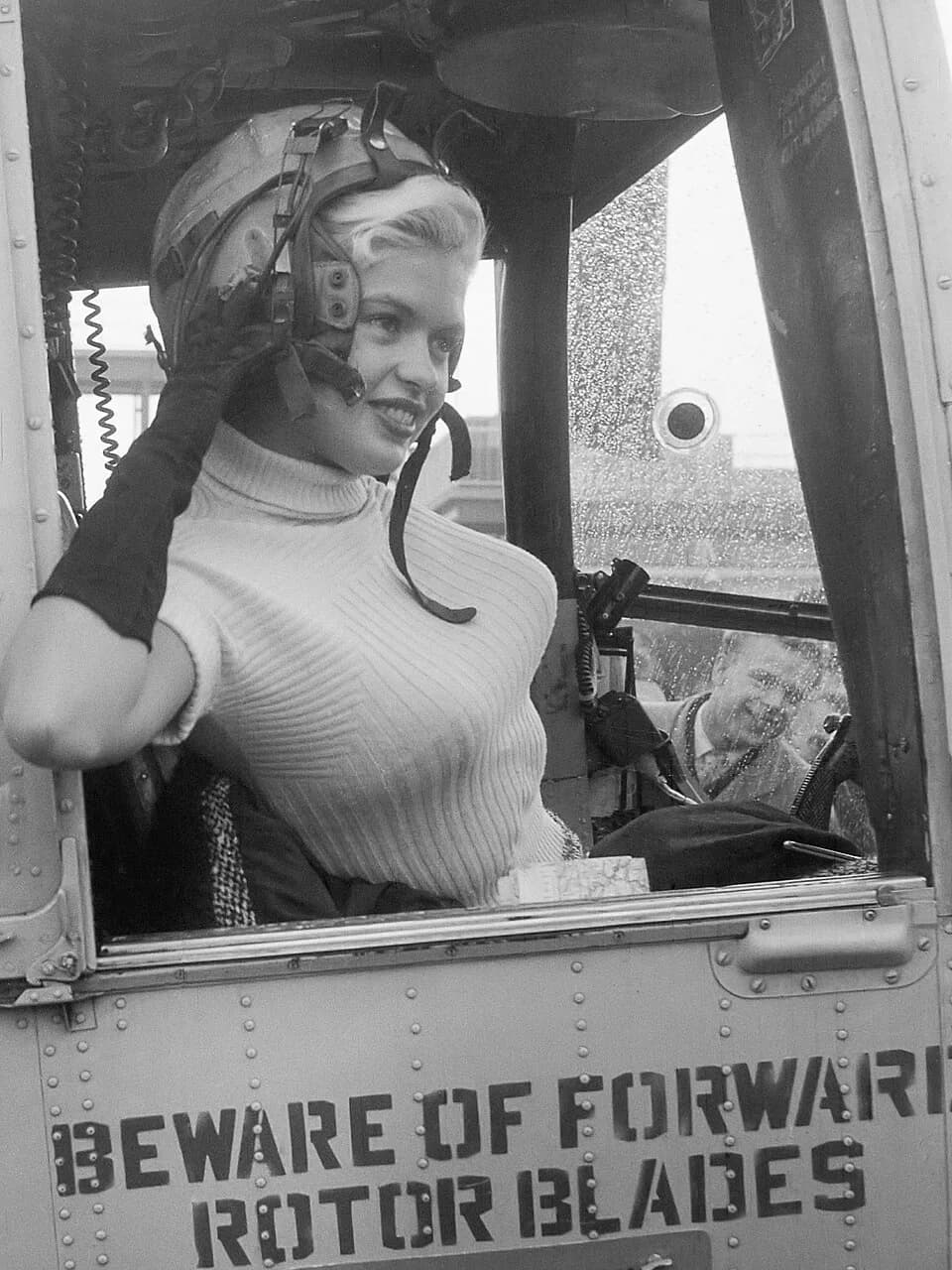 Jayne Mansfield - Jayne Mansfield departs by helicopter to Rotterdam
11 October 1957
