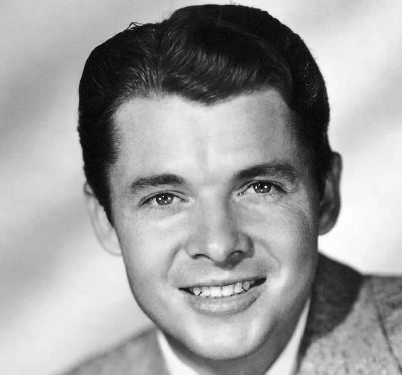 Audie Murphy - Audie Murphy, promotion photo

Inventory: A2680: Marvelous Original DW photo of Audie
Subject(s): Audie Murphy
Setting: Publicity
Date (approx.): 1950's?
Photographer: -