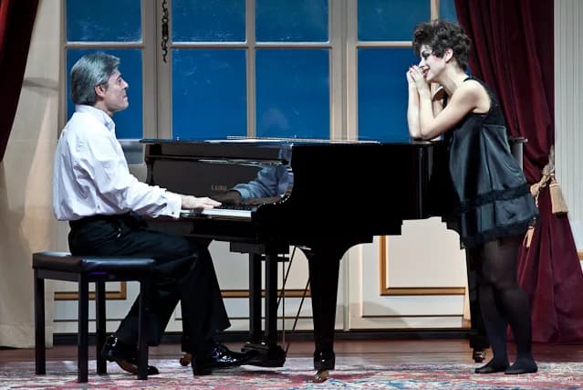 Judy Garland - Vanessa e Carlos Quintas na cena em que Judy interpreta o tema "Smile" para Anthony na peça Judy Garland, O Fim do Arco-Íris.