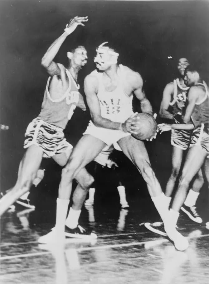 Wilt Chamberlain - Wilt Chamberlain and Bill Russell during a basketball game