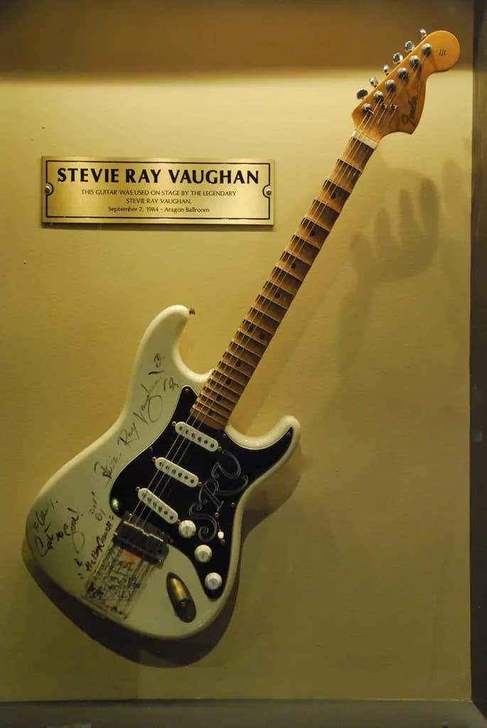 Stevie Ray Vaughan - Stevie Ray Vaughan's Guitar @ blues bar, Chicago

“THIS GUITAR WAS USED ON STAGE BY THE LEGENDARY
STEVIE RAY VAUGHAN.
September 7, 1984 - Aragon Ballroom”
CámaraNikon D60
Exposici