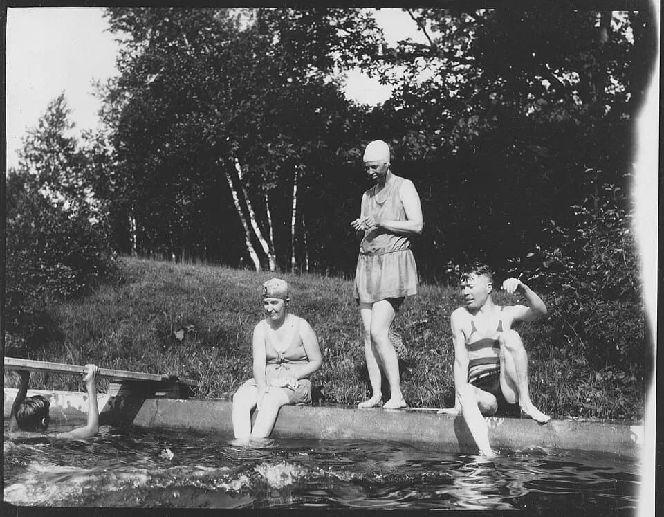Eleanor Roosevelt - Eleanor Roosevelt and Missy LeHand at Val-Kill in Hyde Park, New York - NARA - 195621.jpg