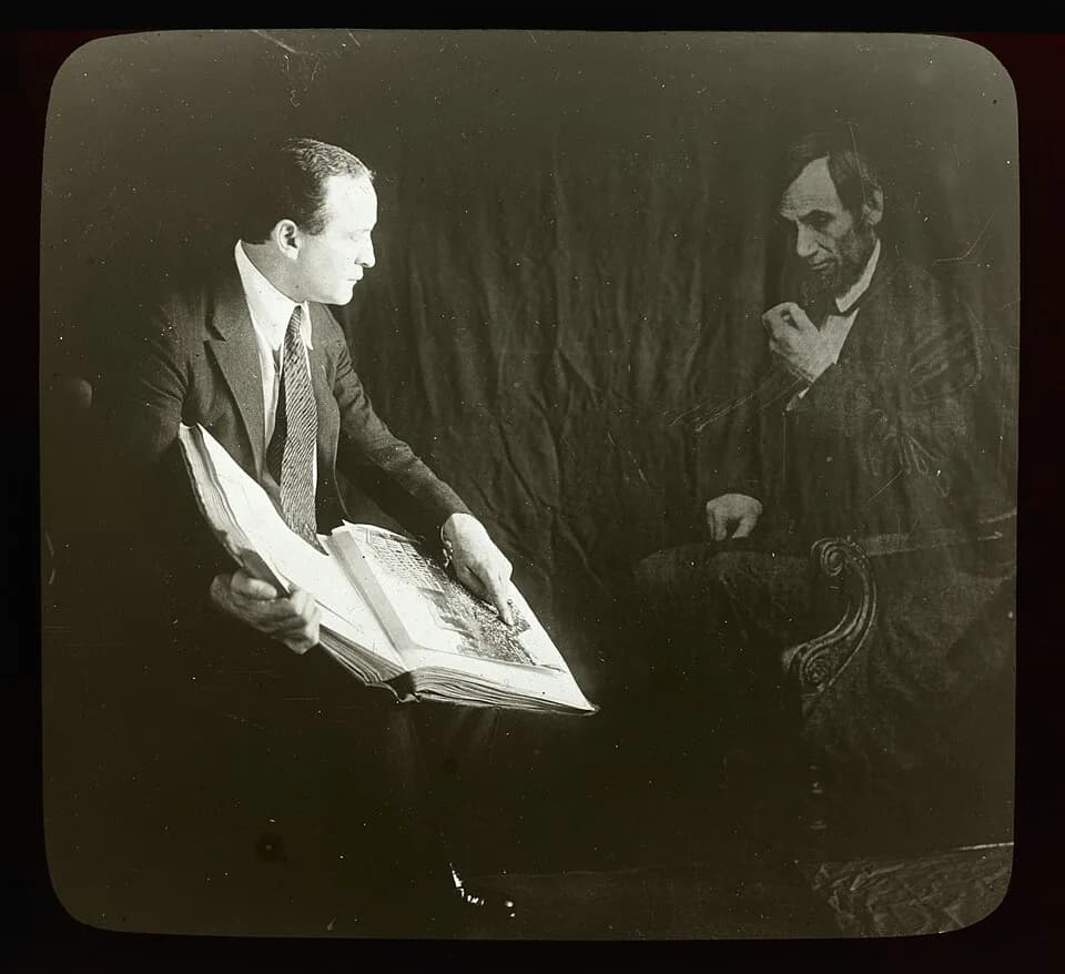 Harry Houdini - Houdini and the ghost of Abraham Lincoln, c. 1920-1930.