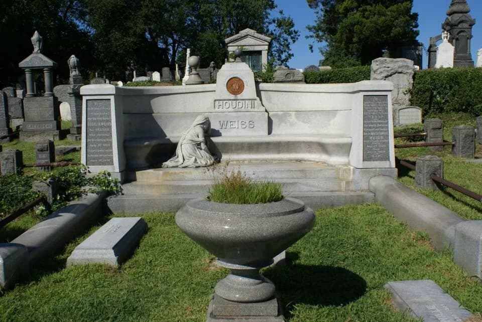 Harry Houdini - The gravesite of Harry Houdini