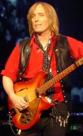 Tom Petty - Tom Petty performing at Nissan Pavilion in Bristow, VA - June 10, 2006.
Photo taken by Marion S. 

Rights have been specifically given by the photographer for the images' use on Wikipedia.