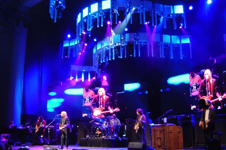 Tom Petty - en:Tom Petty and the Heartbreakers performing live in Indianapolis June 23, 2006. Photo taken by Mudcrutch
Stage setup as follows:
Far left - (not visible) Benmont Tench - Keyboards/Piano 