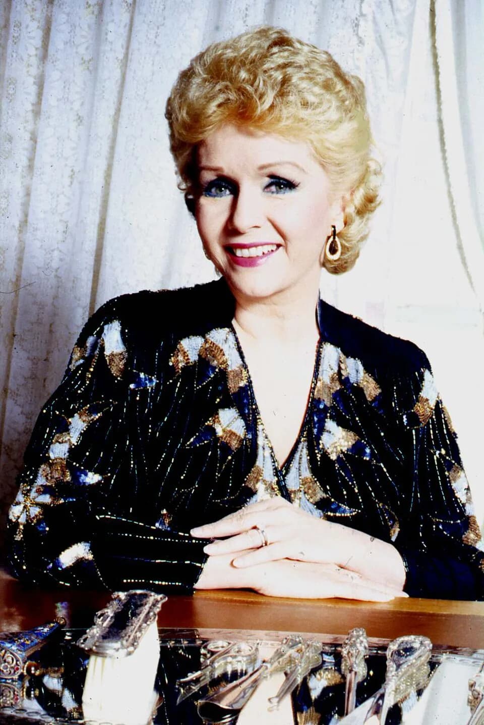 Debbie Reynolds - Debbie Reynolds in her bedroom Los Angeles California