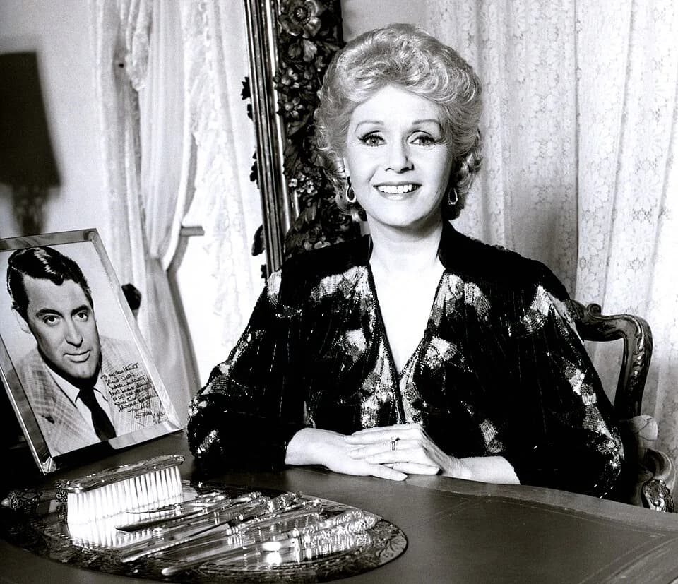 Debbie Reynolds - Debbie Reynolds in her bedroom Los Angeles