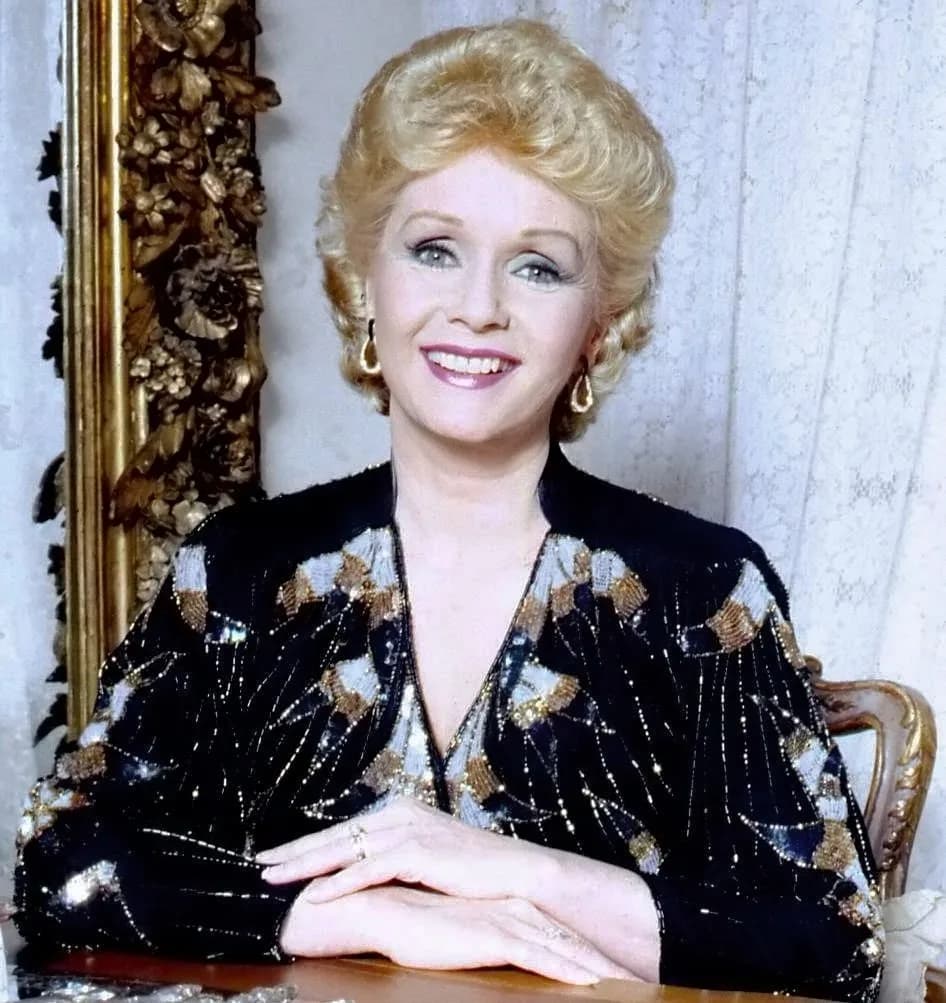 Debbie Reynolds - Debbie Reynolds in her Bedroom in Los Angeles