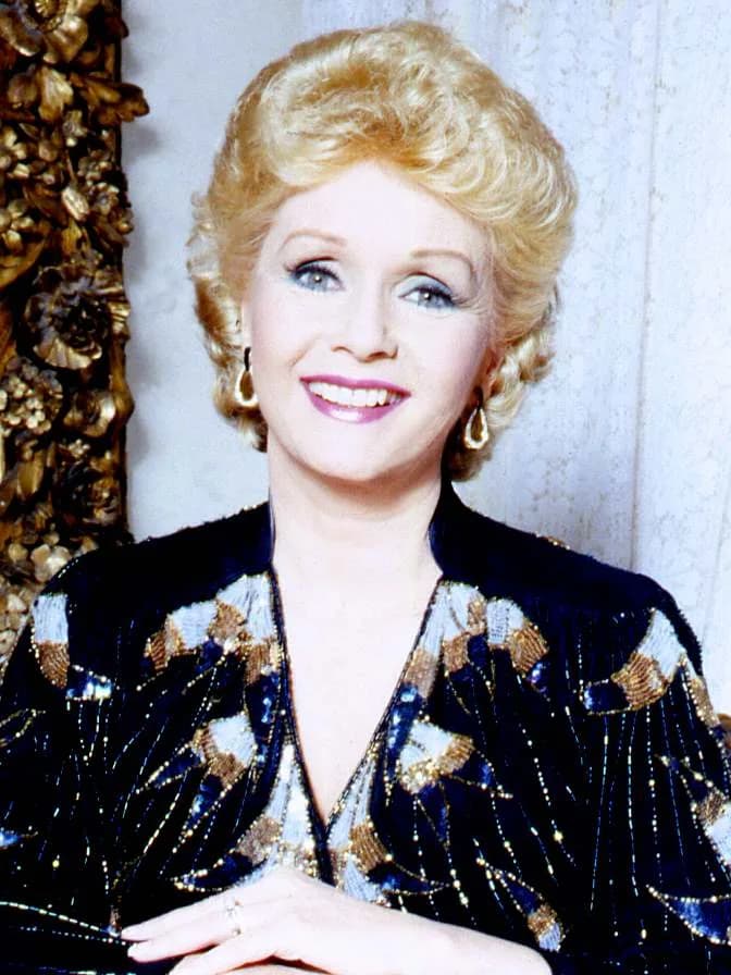 Debbie Reynolds - Debbie Reynolds in her Bedroom in Los Angeles