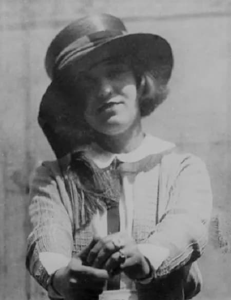W. C. Fields - Bessie Chatterton Poole, a showgirl with the Ziegfeld Follies of 1917, had a son with her married lover, W.C. Fields. She died in 1928 under mysterious circumstances.