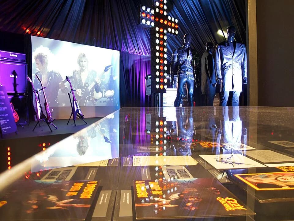 Ozzy Osbourne - Capsule presents the Home of Metal exhibition at Birmingham Museum and Art Gallery
Runs now until September 2011.

More neate photos