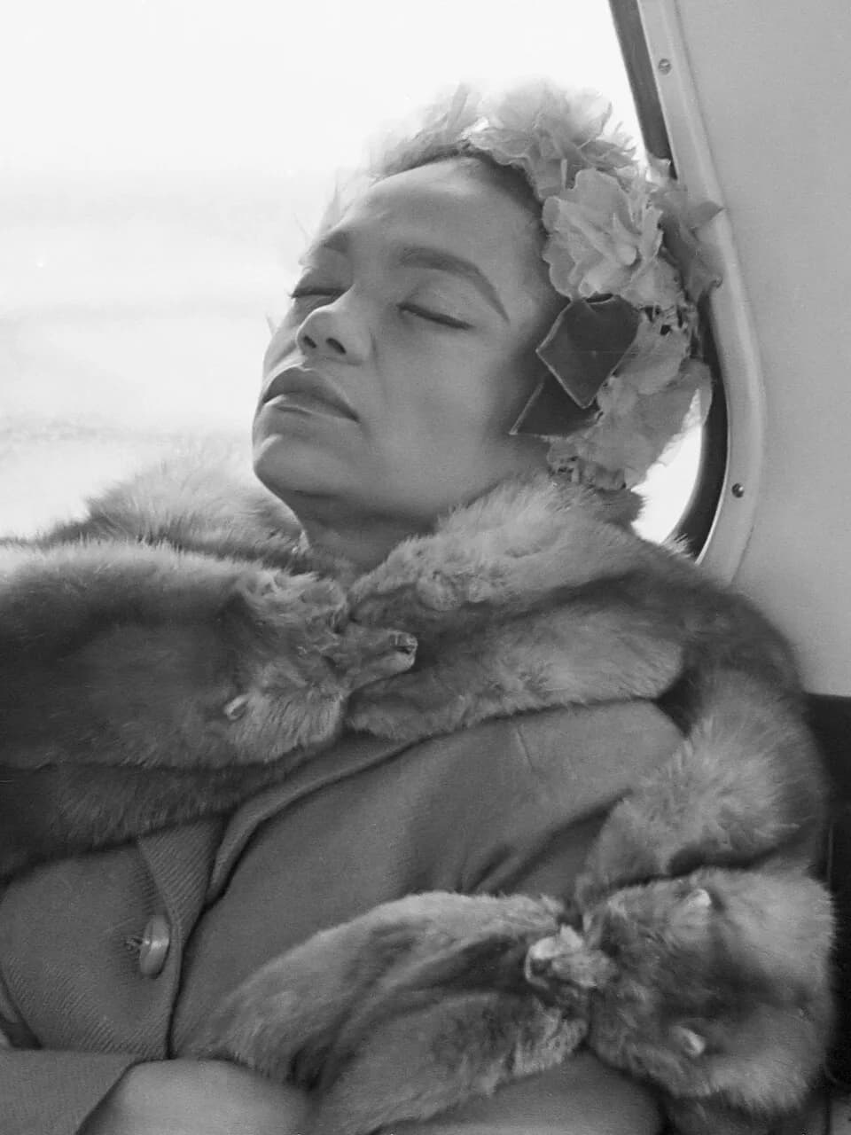 Eartha Kitt - Eartha Kit slapende in de bus 
5 mei 1962