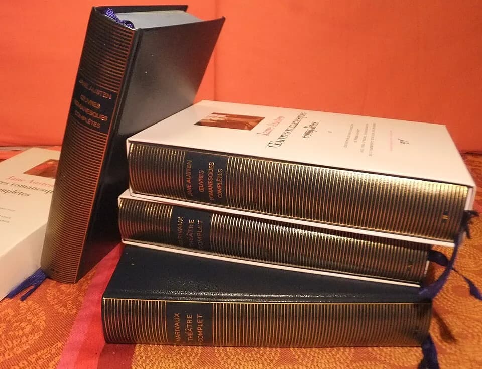 Jane Austen - La Pléiade a choisi de placer Jane Austen parmi les auteurs du XVIIIe siècle (reliure, tranche supérieure et cordons marque-pages bleus). Ici les deux volumes des oeuvres romanesques com