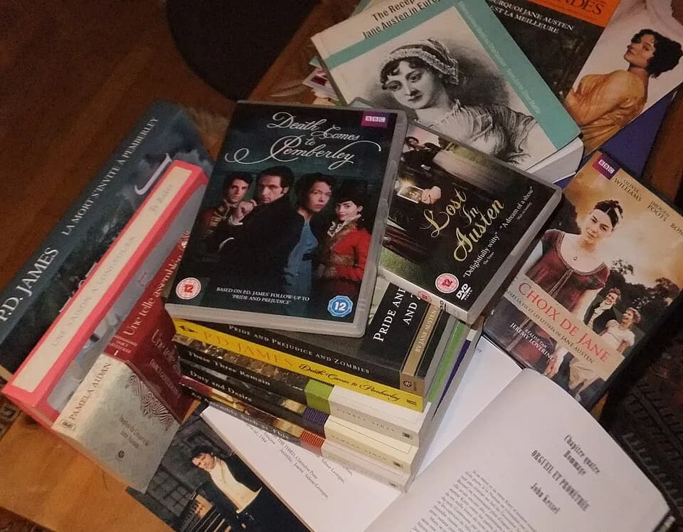 Jane Austen - Empilement de livres et DVD dérivés de l'œuvre de Jane Austen