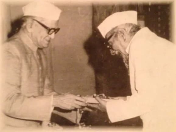 Fakhruddin Ali Ahmed - Professor Syed Hasan Askari receiving Mirza Ghalib Award in 1975 from Fakhruddin Ali Ahmad, the then President of India.