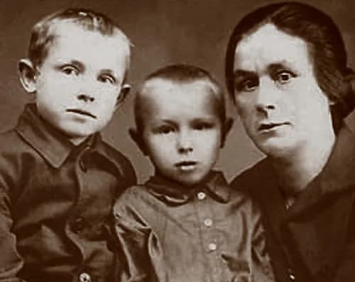 Innokenty Smoktunovsky - Кеша Смоктунович (слева) с братом Володей и тетей Надеждой Петровной Чернышенко, воспитавшей их