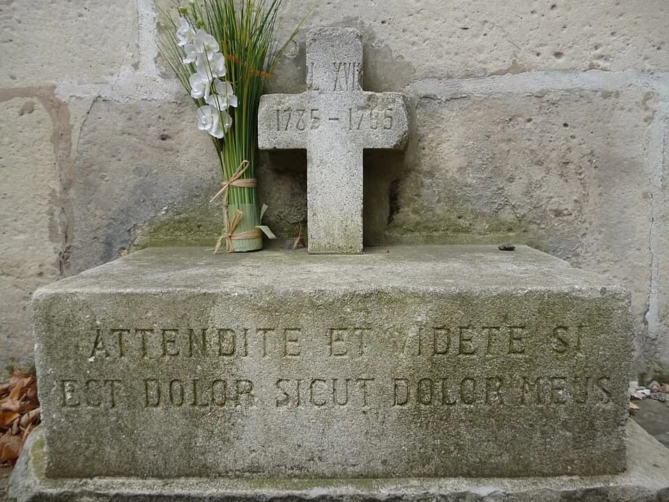 Louis XVII of France - Pierre tombale dite  de Louis XVII. On y lit : Attendite et videte si est dolor sicut dolor meus (Considerez et voyez s'il est une douleur pareille à la mienne), citation emprun