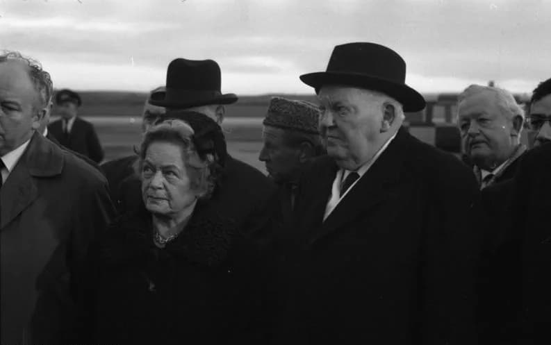 Heinrich Lübke - For documentary purposes the German Federal Archive often retained the original image captions, which may be erroneous, biased, obsolete or politically extreme. Abflug des Bundespräsi