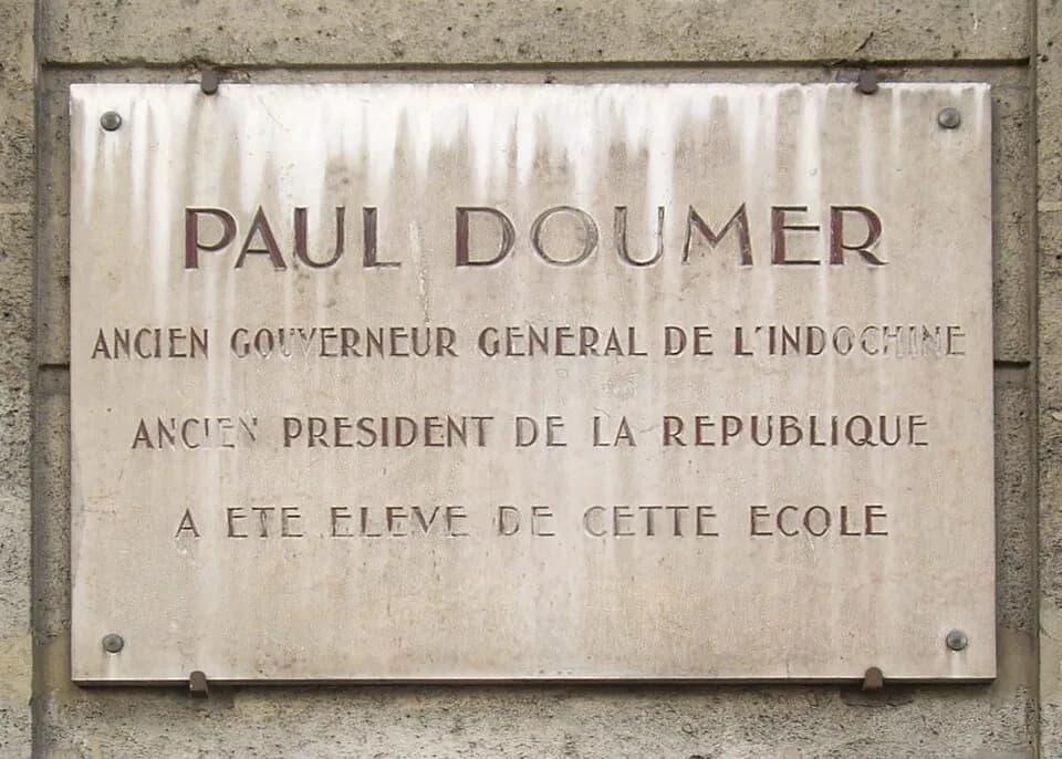 Paul Doumer - Plaque apposée sur l'actuel collège Roland Dorgelès (ancienne école primaire de garçons) au n° 63 de la rue de Clignancourt, Paris 18e.« Paul Doumer, ancien gouverneur général de l'Indoc