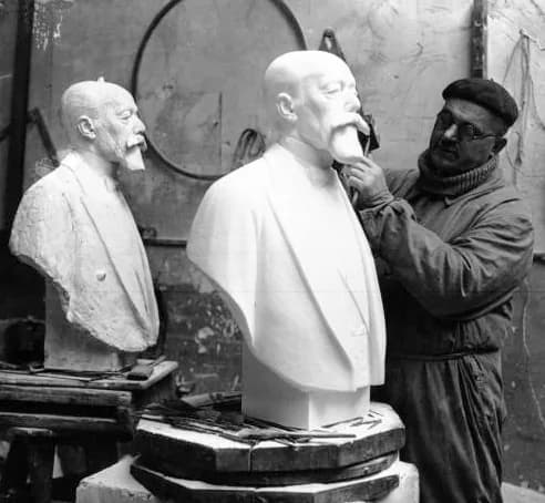 Paul Doumer - French sculptor Alexandre Descatoire (1874-1949) working on a bust of French President Paul Doumer (1857-1932) in 1932.