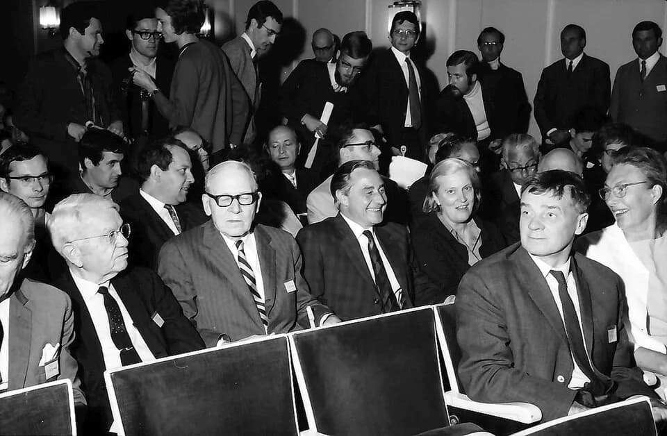 George Porter - 20. Tagung 1970 Chemiker; Sitzreihen während Vortrag: 1. Reihe: Richard L. M. Synge, Frau Synge; 2. Reihe: Harold C. Urey, Robert S. Mulliken, Lord George Porter of Luddenham, Dorothy 