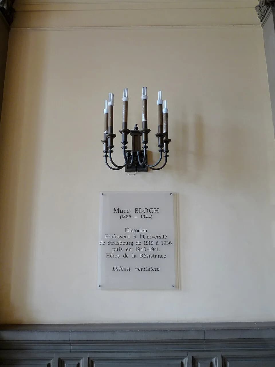 Marc Bloch - Plaque à la mémoire de Marc Bloch à l'entrée du Palais Universitaire de Strasbourg (ex-Université Marc Bloch)