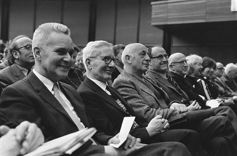 Niko Tinbergen - Collectie / Archief : Fotocollectie Anefo
Reportage / Serie : Vergadering Landelijke Vereniging tot behoud Waddenzee in de RAI
Beschrijving : V.l.n.r J. Tinbergen, N. Tinbergen, S. Ma