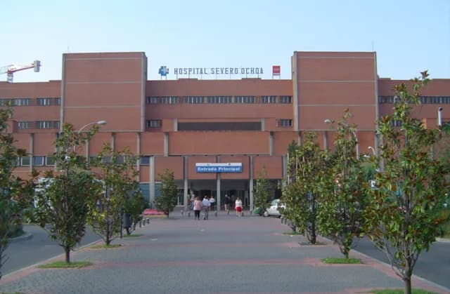 Severo Ochoa - Puerta central del Hospital Severo Ochoa